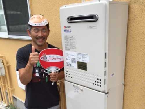 お面をつけて笑顔のお客さま