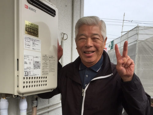 給湯器と満面の笑みを浮かべるお客さま