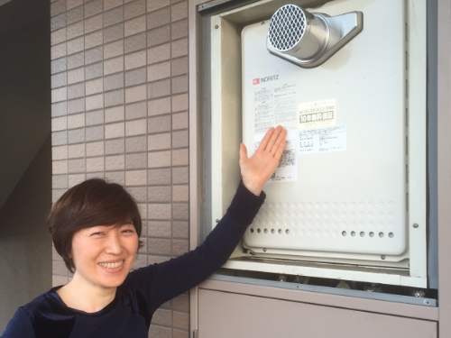 給湯器に手を向けるお客さま