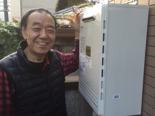 給湯器に手をのせるお客さま